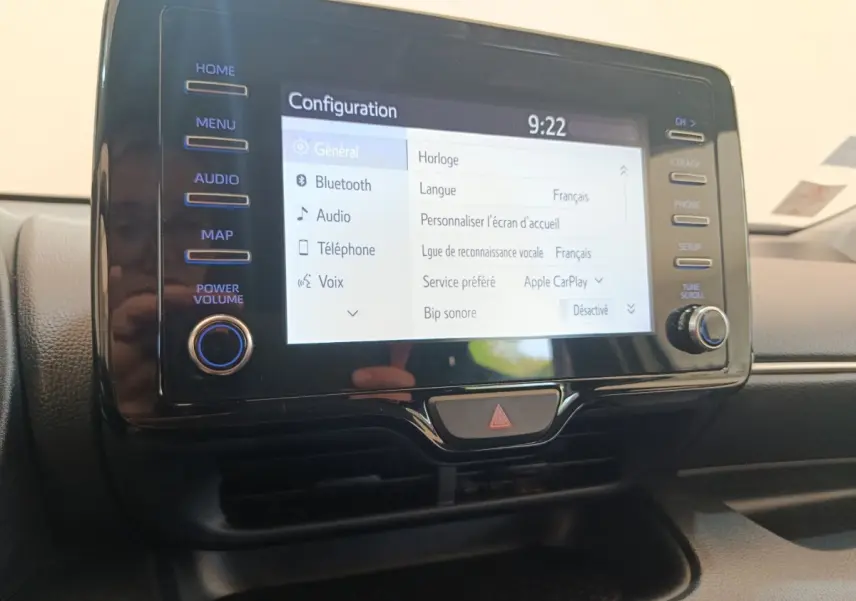 Écran tactile central de la Toyota Yaris hybride 2022 affichant les réglages de configuration en intérieur noir.