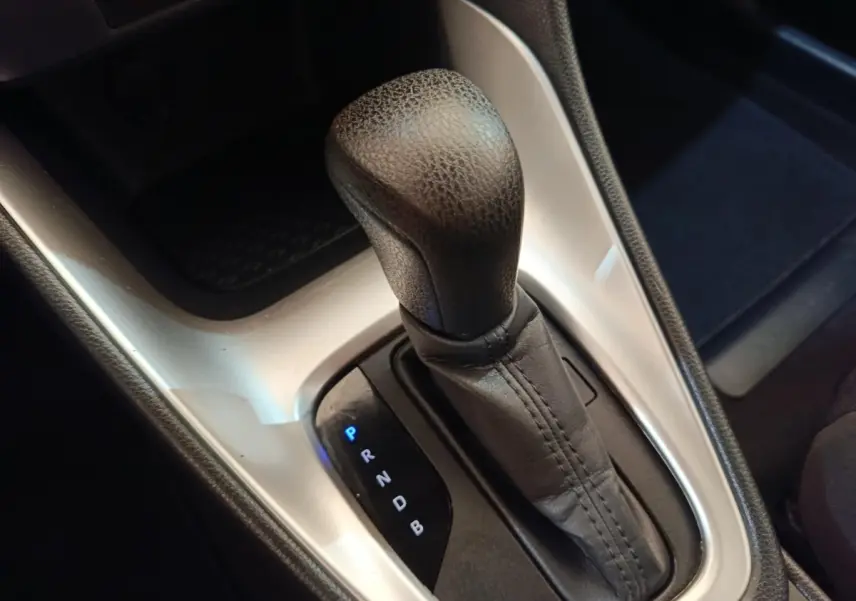 Le levier de vitesses en cuir noir de la Toyota Yaris hybride 2022, vue rapprochée de la console centrale.