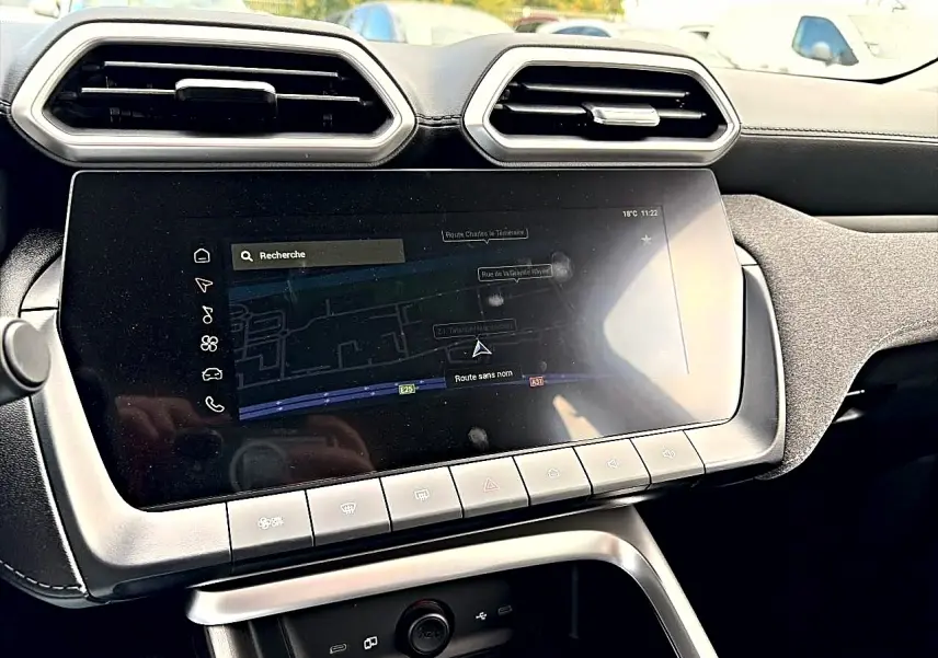 Vue rapprochée de l’écran tactile et des aérateurs hexagonaux du tableau de bord du MG ZS Camden grey 2026.