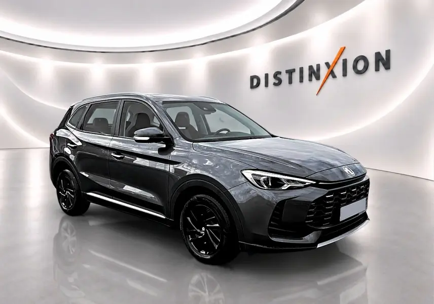 MG ZS 1.5 hybrid Camden grey en 3/4 avant droit, avec jantes noires et calandre imposante dans un showroom lumineux.