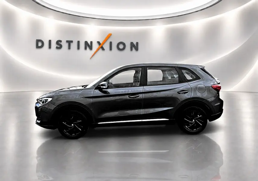 Vue de profil côté gauche du MG ZS Camden grey 2026 hybride, avec jantes noires et lignes épurées.