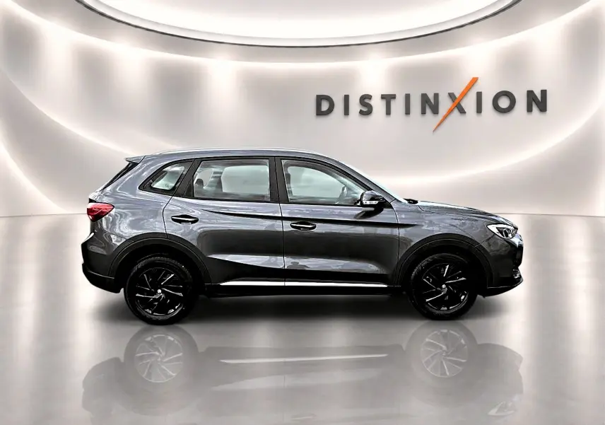 Vue de profil côté gauche du MG ZS 1.5 hybrid Camden grey 2026 avec jantes noires et toit légèrement incliné.