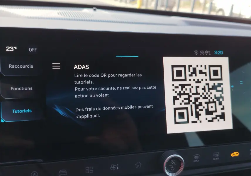 Écran tactile intérieur du Jeep Compass noir Vulcano, affichant un QR code pour tutoriels ADAS à 3:20.