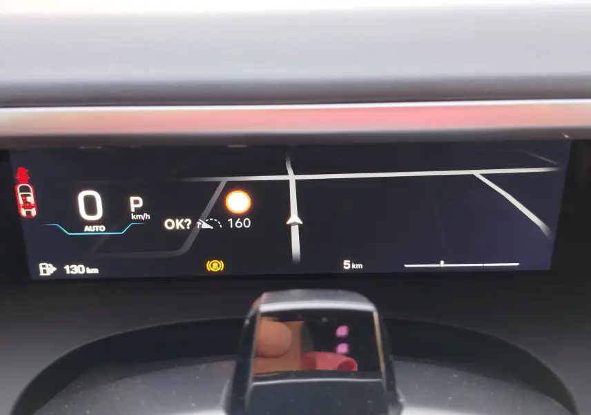Tableau de bord numérique du Jeep Compass MHEV 2026 affichant la vitesse à 0 km/h et la navigation en cours.