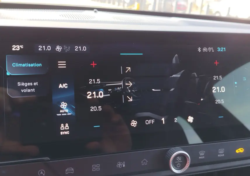 Écran tactile de la climatisation du Jeep Compass 2026 avec réglages de température et ventilation affichés.