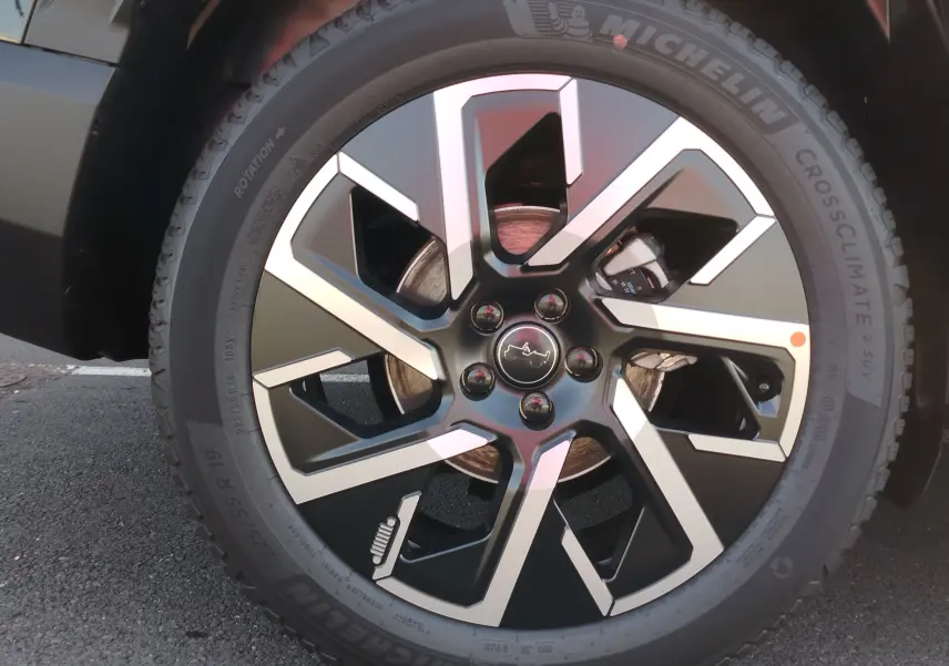 Gros plan sur la jante alliage noire et argentée d’un Jeep Compass 2026 avec pneu Michelin CrossClimate.