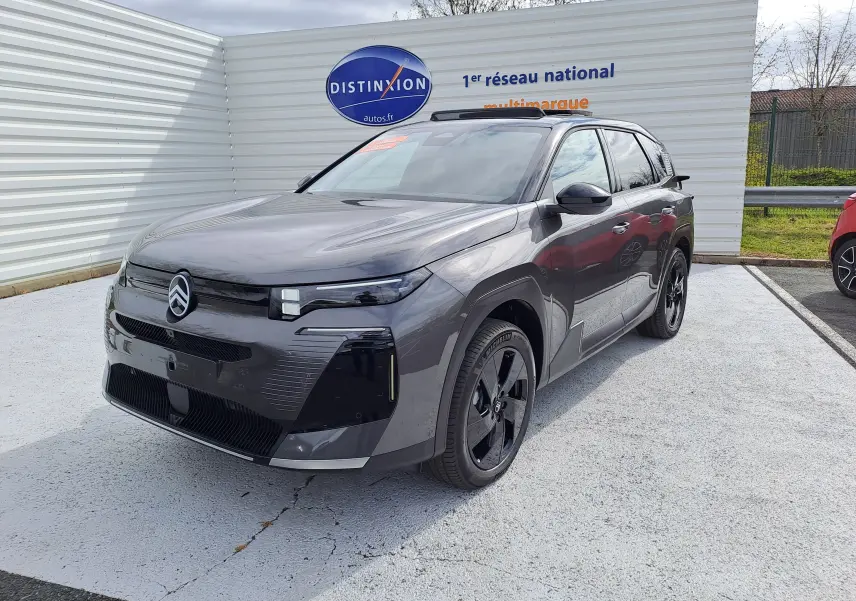 Vue 3/4 avant d'un Citroën C5 Aircross gris platinium avec toit noir, roues noires et calandre moderne.