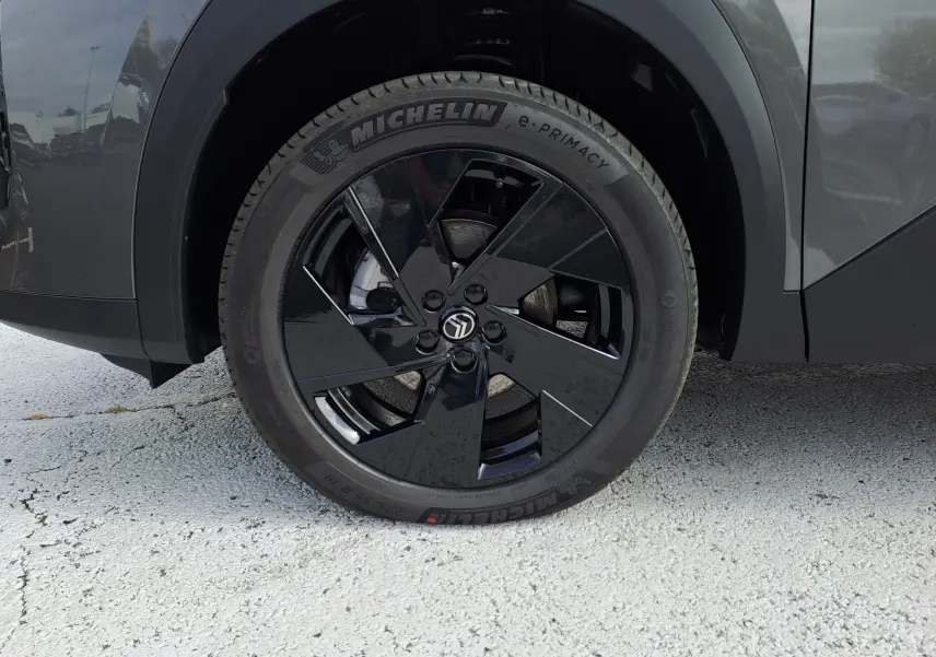 Vue 3/4 arrière droite d'un Citroën C5 Aircross gris platinium avec toit noir et feux arrière LED distinctifs.