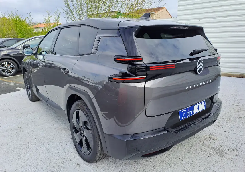 Toit ouvrant panoramique ouvert sur un Citroën C5 Aircross gris platinium avec toit noir, vue en plongée depuis l'arrière.
