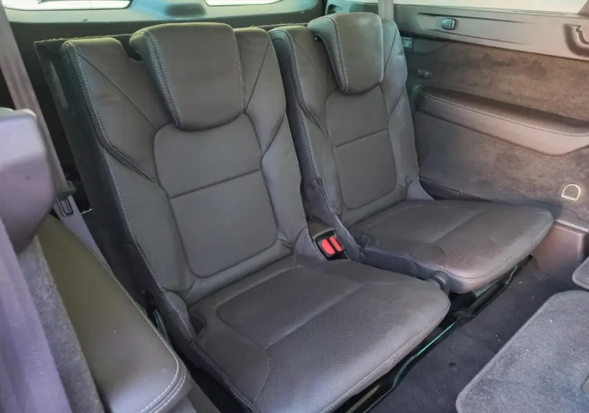 Vue rapprochée des deux sièges arrière en cuir noir du Renault Espace gris, version 7 places, 2017.