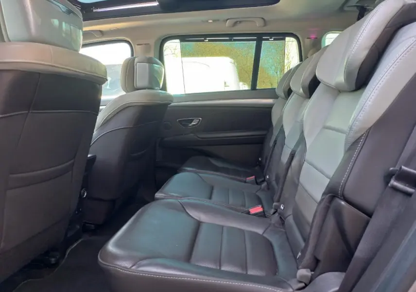 Vue intérieure côté droit des sièges arrière en cuir noir du Renault Espace V Initiale Paris 2017 avec toit panoramique.
