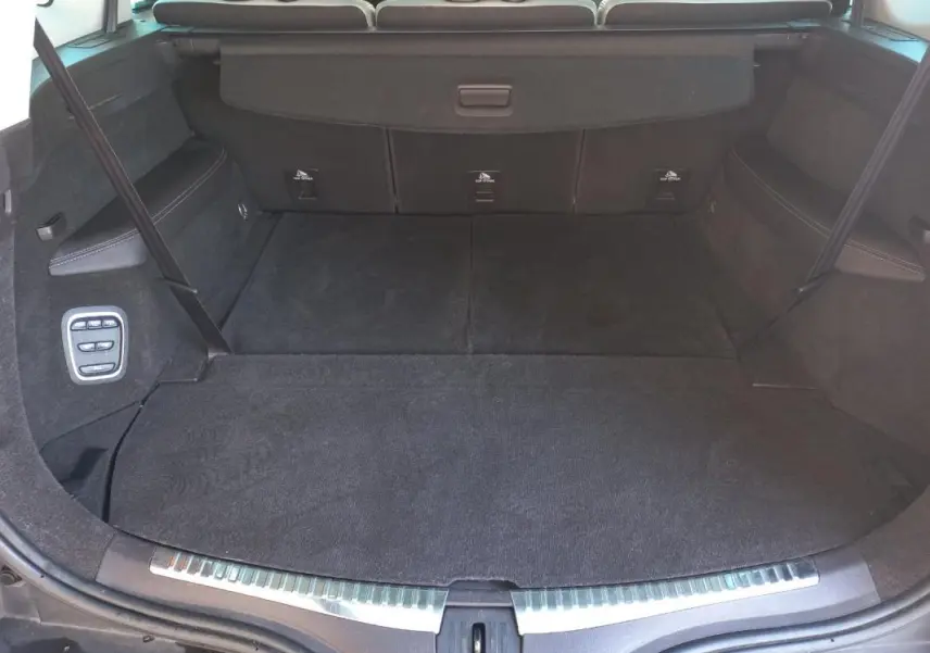 Coffre ouvert du Renault Espace gris 2017, vue arrière montrant un espace de chargement spacieux avec commandes latérales.