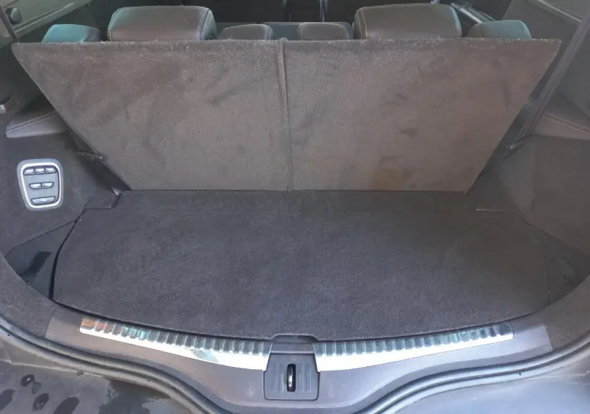 Coffre ouvert vu de l'arrière d'un Renault Espace gris 2017, montrant la banquette arrière et les commandes de rabattement.