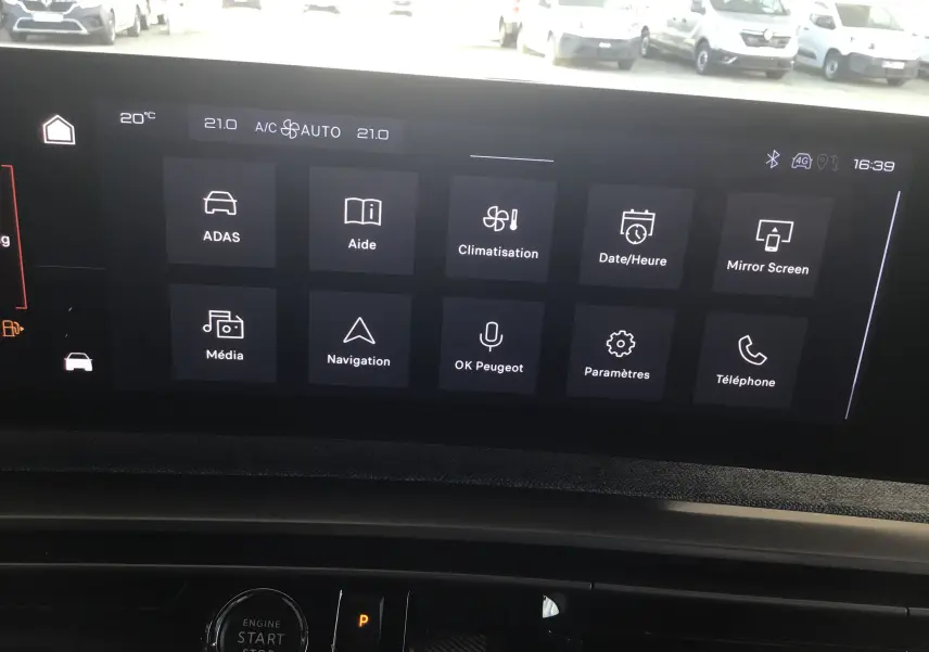 Écran tactile central du Peugeot 3008 gris titane 2026, affichant le menu principal avec options de climatisation et navigation.