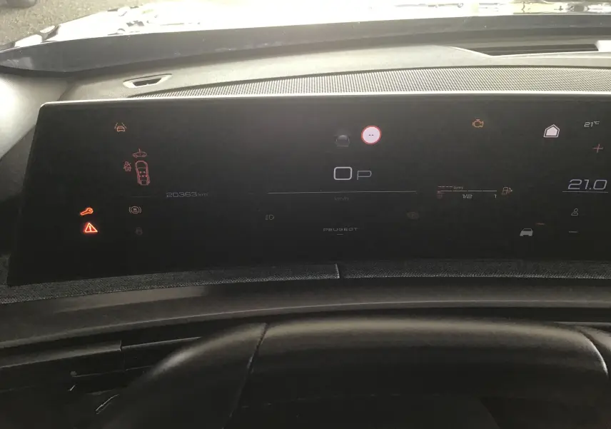 Tableau de bord numérique du Peugeot 3008 gris titane 2026, affichant 20 363 km et température intérieure à 21°C.