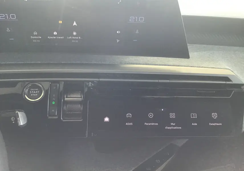 Tableau de bord du Peugeot 3008 gris titane 2026, vue centrée sur la console avec écran tactile et commandes digitales.