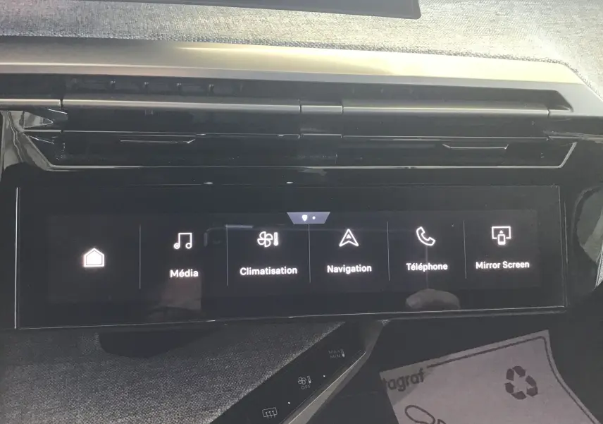 Écran tactile central affichant les options média, climatisation, navigation, téléphone et Mirror Screen dans un Peugeot 3008 2026.