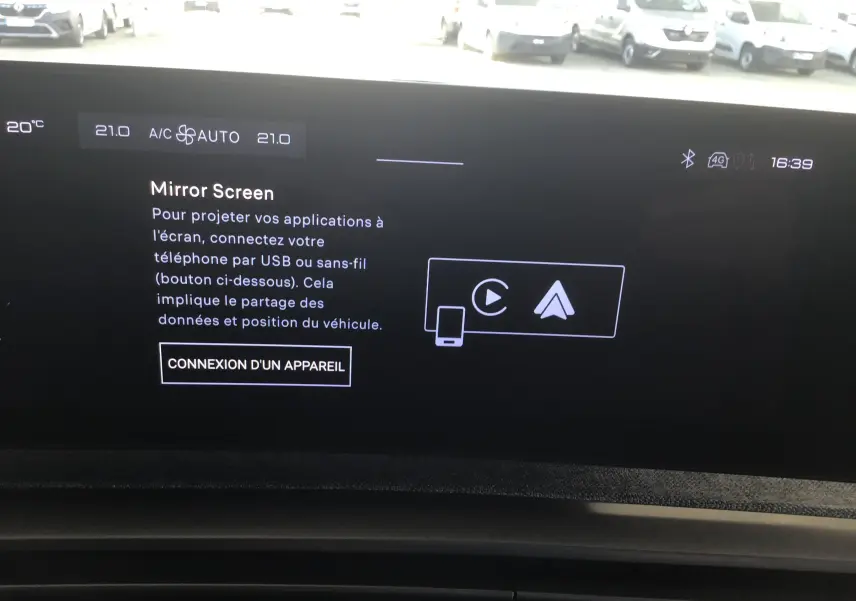 Écran tactile intérieur du Peugeot 3008 gris titane, affichant l'interface Mirror Screen avec options de connexion USB et sans fil.