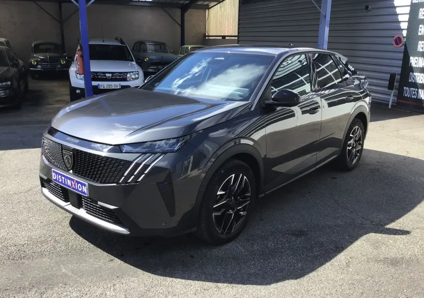 Peugeot 3008 gris titane en 3/4 avant droit, avec calandre distinctive et jantes alliage noires.