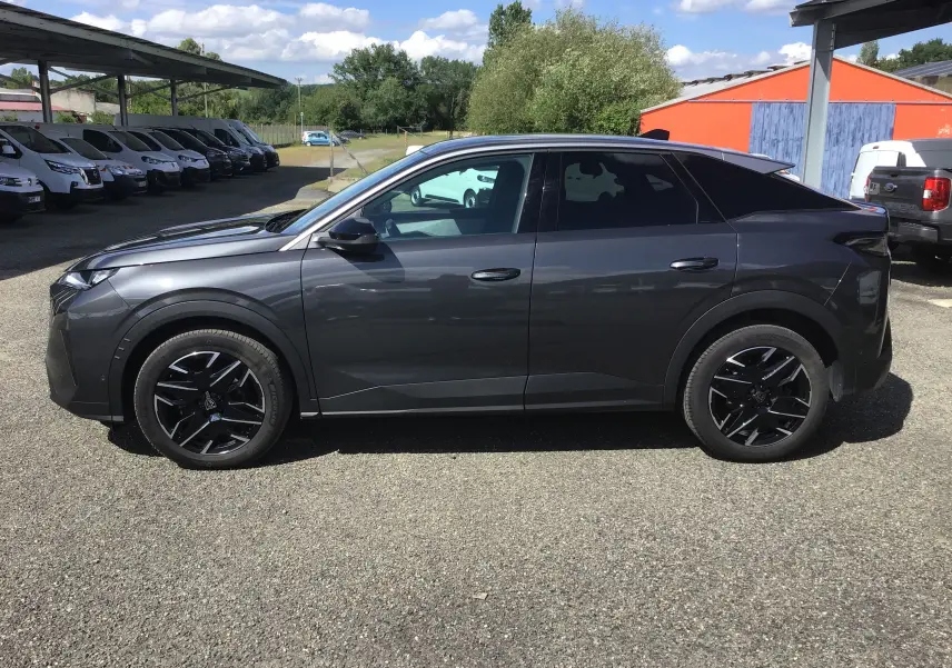 Peugeot 3008 gris titane vue de profil côté gauche, avec jantes noires et toit noir contrastant.