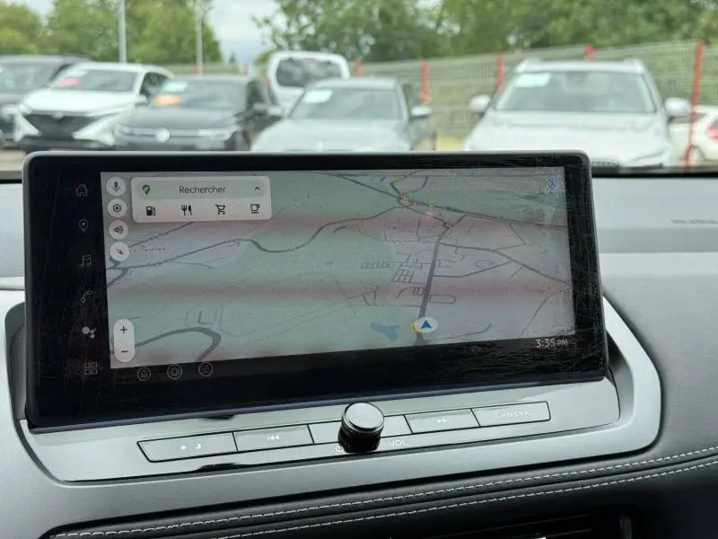 Vue intérieure du tableau de bord du Nissan Qashqai 2025 avec écran tactile GPS affichant une carte.