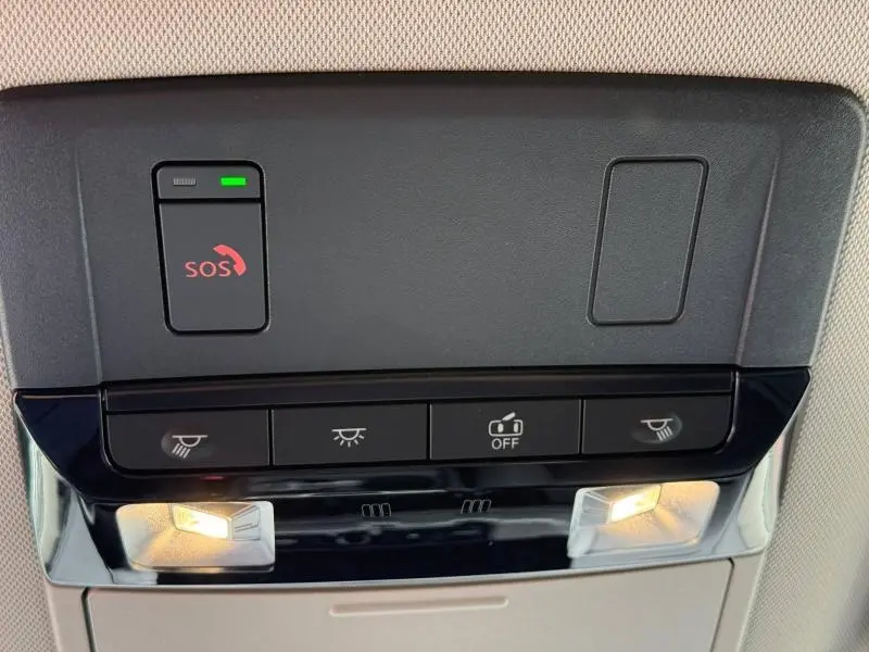 Plafonnier intérieur avec boutons de commande et alerte SOS du Nissan Qashqai 2025 gris Argile, vue en gros plan.