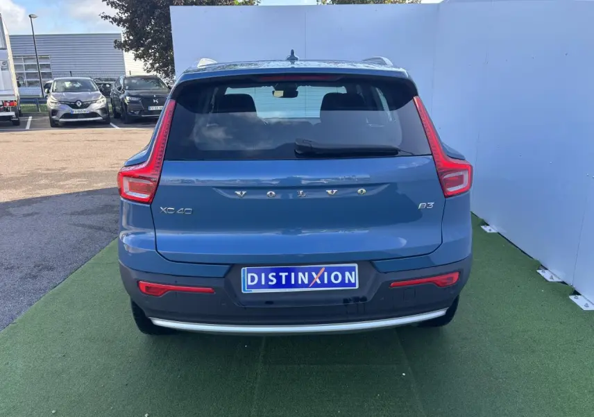 Vue arrière d'un Volvo XC40 B3 Fjord Blue Metal 2024 avec feux arrière en forme de L et plaque Distinxion.