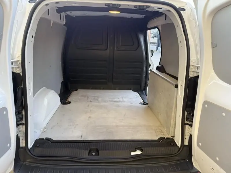 Vue arrière du Renault Kangoo Van DCI blanc 2022, montrant l’espace de chargement vide et les portes ouvertes.