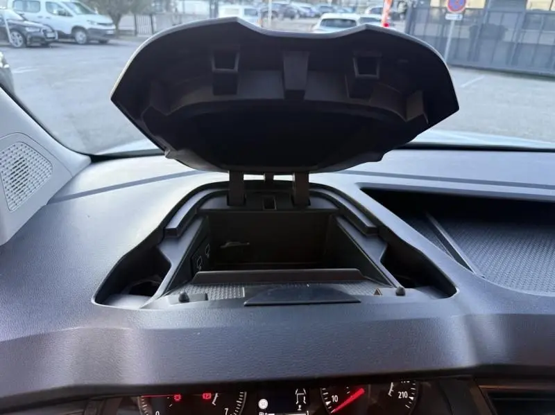Vue intérieure du coffre de rangement ouvert sur le tableau de bord du Renault Kangoo Van DCI 95cv Grand Confort 2022.