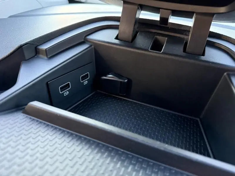 Gros plan intérieur sur le compartiment de rangement noir avec deux ports USB du Renault Kangoo Van DCI 95cv Grand Confort blanc.