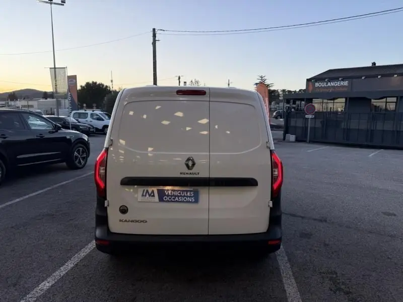 Vue arrière d'un Renault Kangoo Van DCI 95cv blanc de 2022, avec portes battantes et feux arrière rouges visibles.