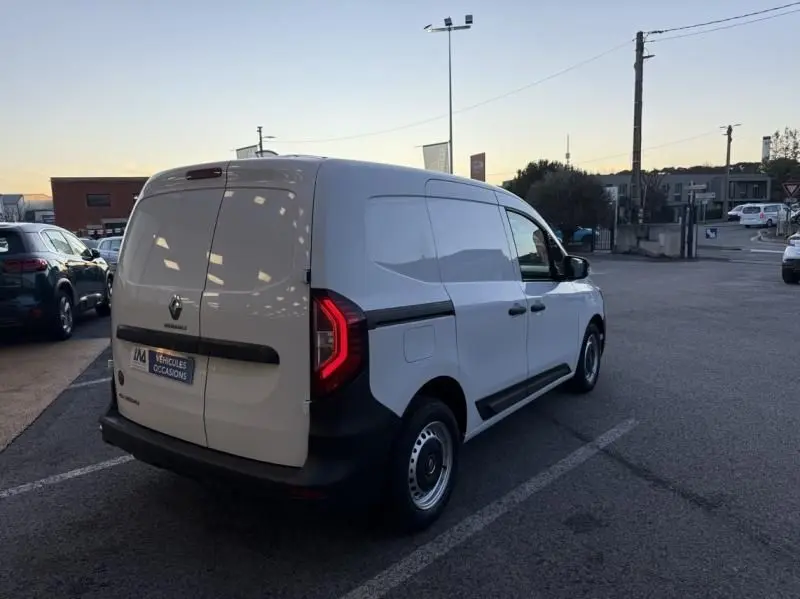 Vue 3/4 arrière droite d’un Renault Kangoo Van DCI blanc 2022, avec portes arrière pleines et feux arrière allumés.