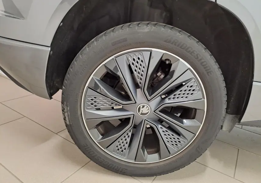 Gros plan sur la roue avant droite d’un Skoda Karoq gris graphite avec jante alliage au design moderne.