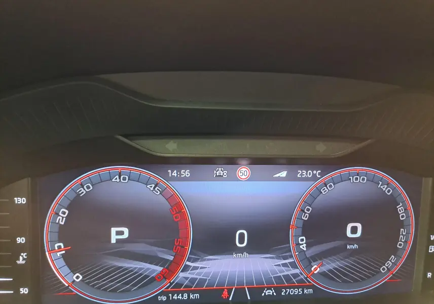 Affichage numérique du tableau de bord du Skoda Karoq 2.0 TDI 150 DSG7 Sportline, avec vitesse et température visibles.