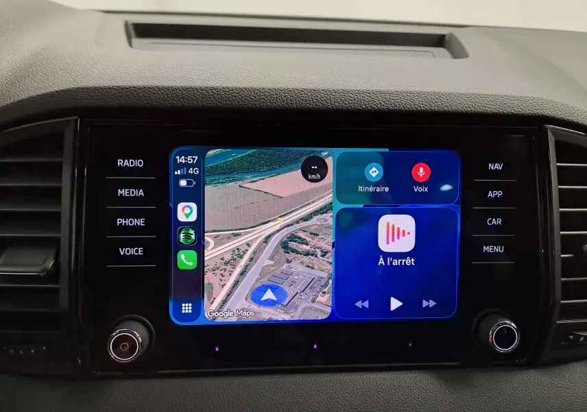 Écran tactile central du Skoda Karoq 2.0 TDI 150 DSG7 Sportline affichant la navigation et les commandes multimédia.