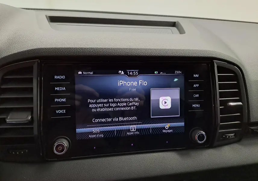 Écran tactile central du Skoda Karoq 2.0 TDI 150 DSG7 Sportline affichant la connexion Apple CarPlay.