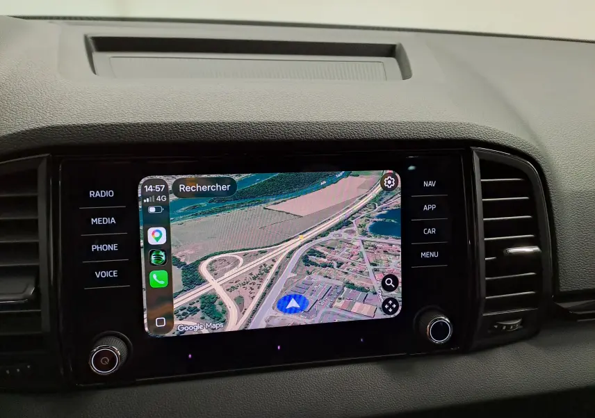 Écran tactile central du Skoda Karoq 2.0 TDI gris graphite, affichant la navigation GPS en vue satellite.