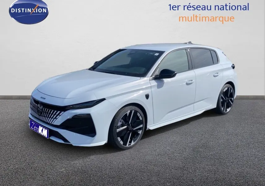 Peugeot 308 Hybrid 145ch GT blanc Okenite métal vue 3/4 avant avec jantes noires distinctives.