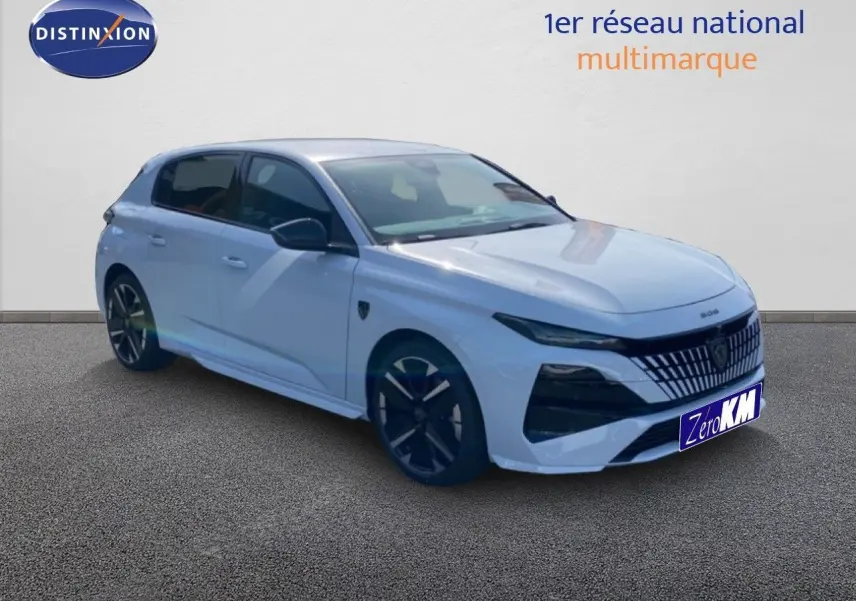 Peugeot 308 Hybrid blanc Okenite métal en 3/4 avant droit, avec calandre distinctive et jantes noires.