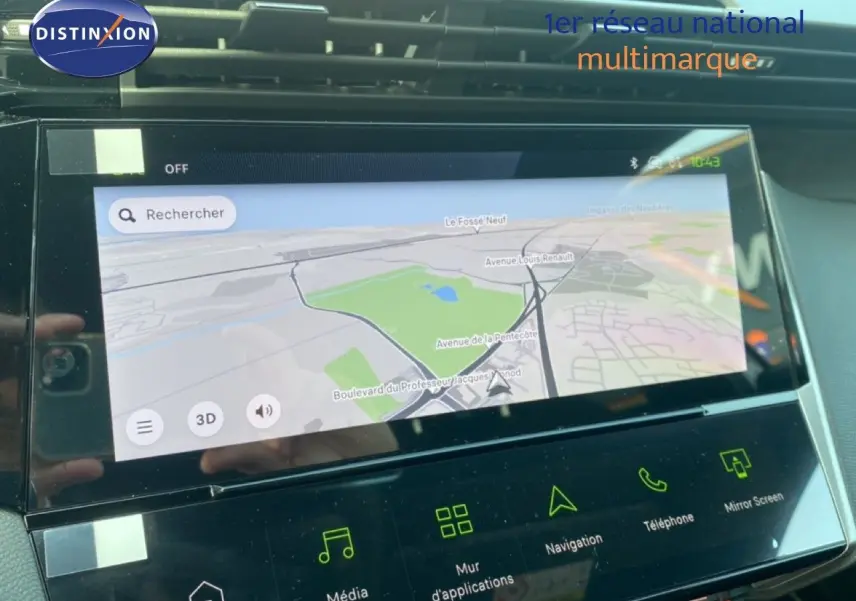 Écran tactile central montrant la navigation GPS dans une Peugeot 308 Hybrid blanche, vue intérieure avant.