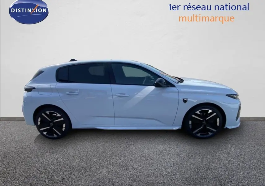 Peugeot 308 Hybrid 145ch GT en blanc Okenite métal, vue profil côté gauche avec jantes noires distinctives.