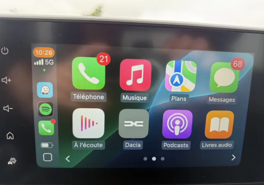 Écran tactile central de la Dacia Sandero Stepway 2025 affichant l'interface multimédia avec applications connectées.