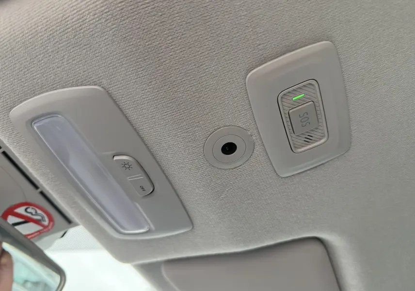 Plafonnier intérieur gris clair avec bouton d’éclairage et interrupteur SOS, vue du côté conducteur du Dacia Sandero Stepway bleu Iron.