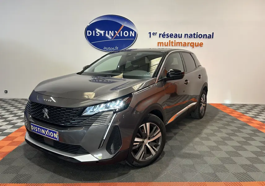 Peugeot 3008 gris Platinium en 3/4 avant droit, avec phares LED allumés et jantes alliage visibles.