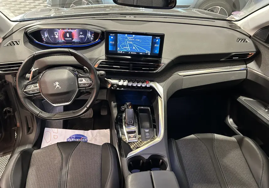 Vue intérieure du poste de conduite du Peugeot 3008 II Ph.2, avec tableau de bord numérique et écran central tactile affichant la navigation.