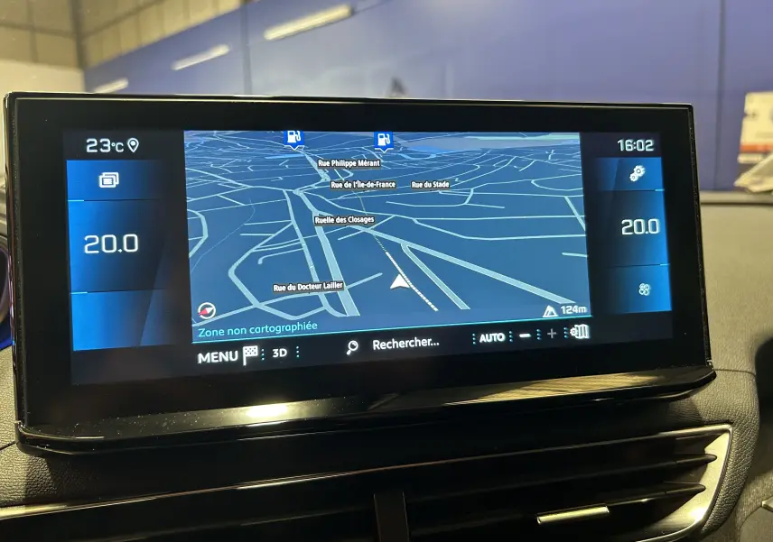 Écran tactile central du tableau de bord du Peugeot 3008 II Ph.2 affichant la navigation GPS et la température à 20°C.