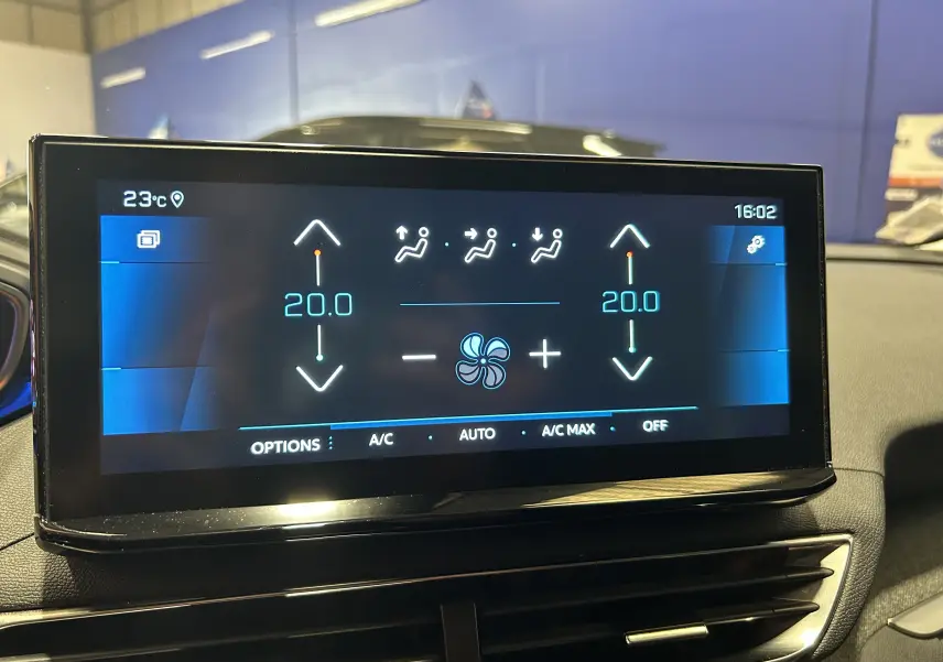 Écran tactile de la climatisation affichant 20°C, vue intérieure du tableau de bord du Peugeot 3008 gris Platinium.