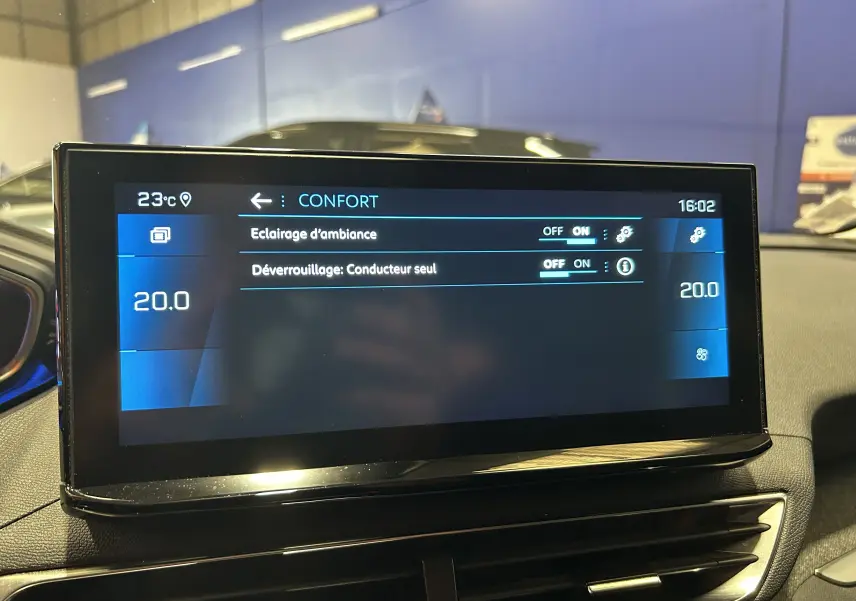 Écran tactile central du Peugeot 3008 II Ph.2 affichant les réglages de confort avec température à 20°C.