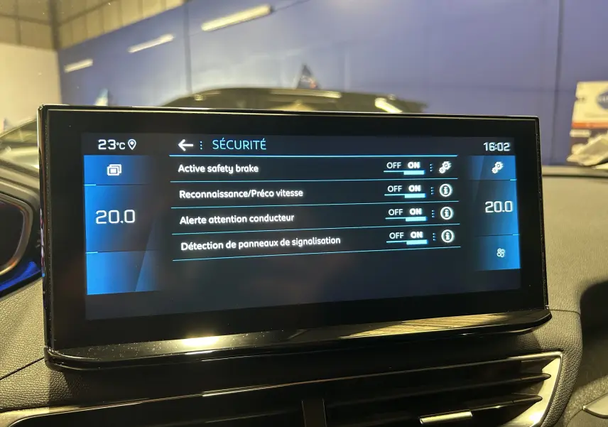 Écran tactile central du Peugeot 3008 II Ph.2 affichant le menu sécurité avec plusieurs options activées.