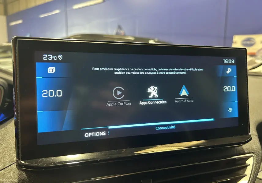 Écran tactile central du Peugeot 3008 gris Platinium de 2022 affichant les options Apple CarPlay et Android Auto.